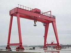 Che dire dello scivolo della gru portuale nei giorni piovosi.jpg What about the skid of the port crane in rainy days.jpg