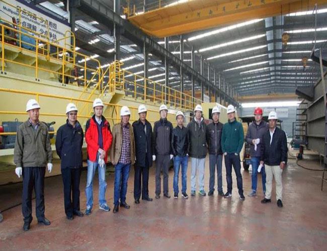 Il gruppo Baosteel conduce un controllo sulle gru del progetto dell'unità di riavvolgimento che la nostra azienda ha costruito0611141156.jpg Baosteel Group conducts A check on the cranes of rewinding unit project that our company has built0611141156.jpg
